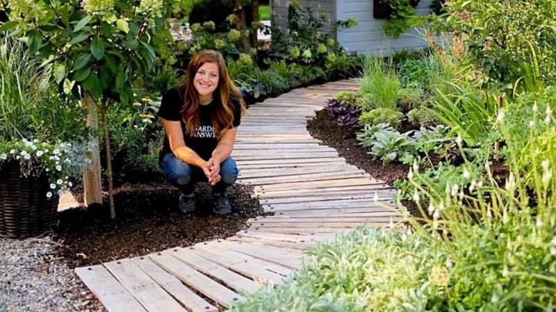 17 Easy To Make Diy Pallet Walkway Ideas