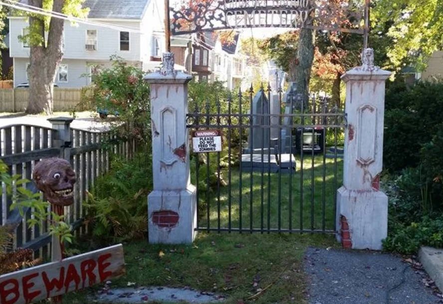 diy halloween gate.jpg