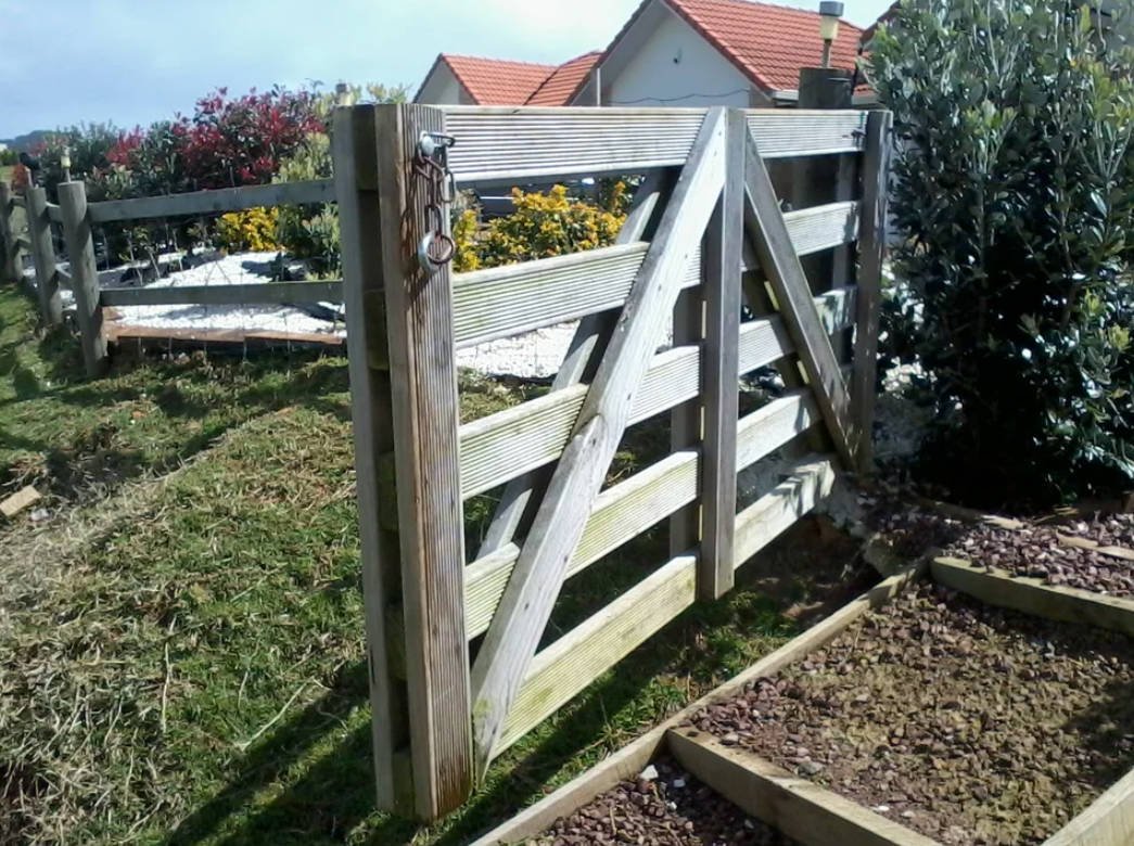 diy simple garden gate.jpg